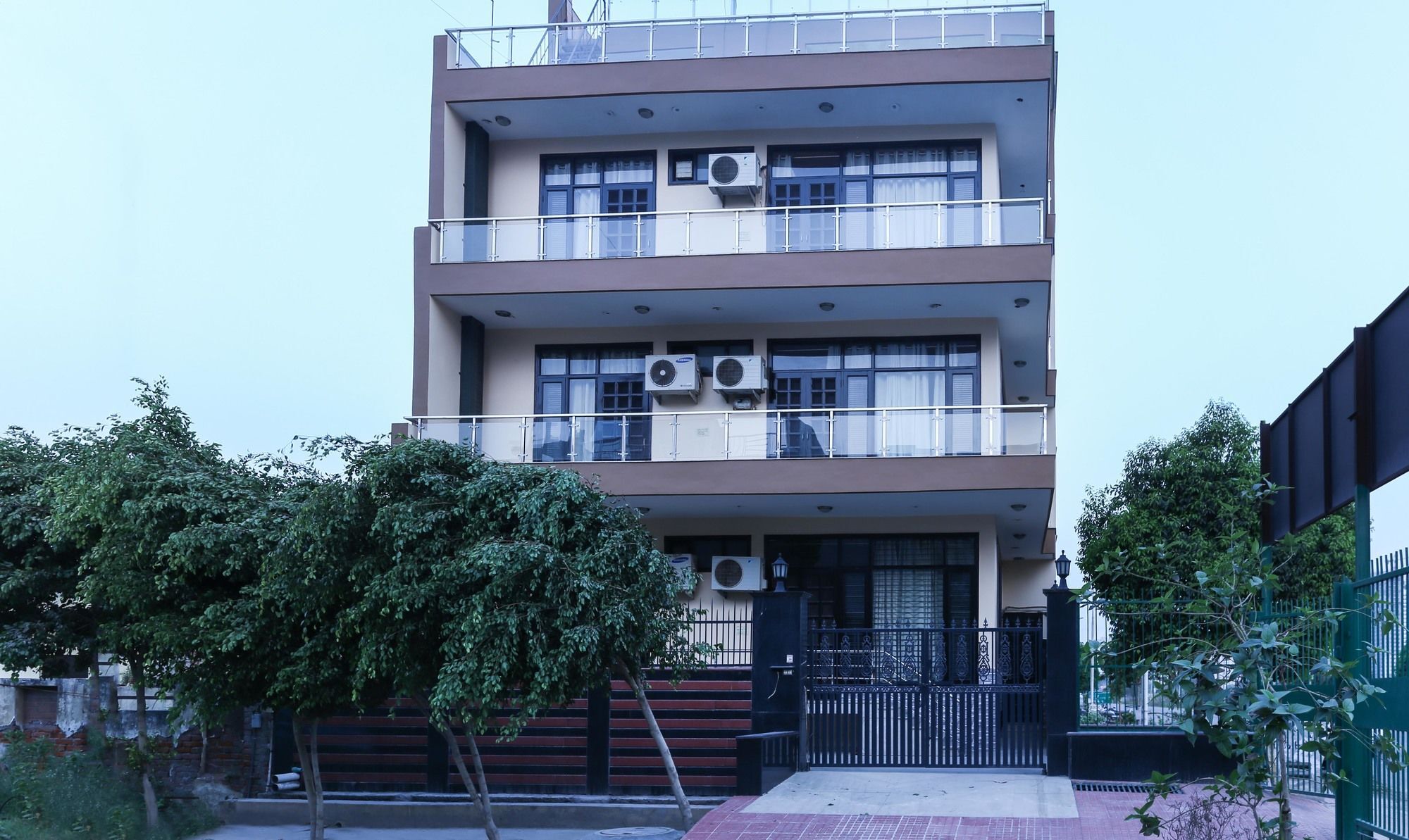 Hotel Treebo Trip Sswag 18 Expressway Noida Esterno foto